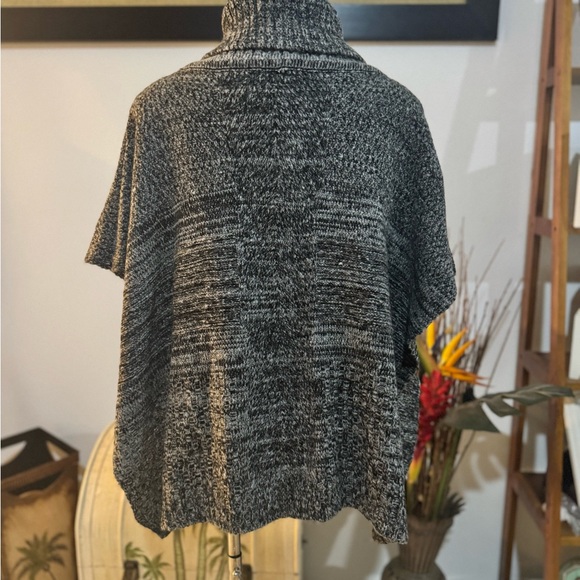 Steve Madden NWT Women's Sweater Pancho Cape O/S Black Gray Turtleneck - Picture 4 of 6